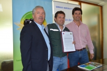 En el marco del Consejo Consultivo del Agro, instancia de diálogo liderada por el Servicio Agrícola y Ganadero (SAG) y en la cual participan diversos representantes gremiales de la Región de Los Ríos, el SAG y la Sociedad Agrícola y Ganadera de la Región de Los Ríos (SAVAL F.G.) firmaron un inédito convenio de cooperación mediante el cual ambas instituciones reconocerán a los aplicadores de plaguicida agrícolas y ganaderos de la zona.