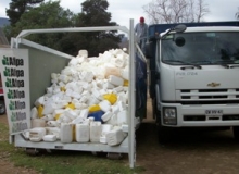 Trabajadores recopilando envases plásticos. 