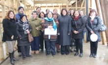 Funcionarios SAG y mujeres campesinas en las obras. 