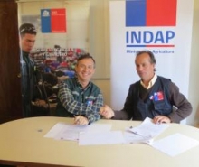 Directores regionales de SAG e Indap se dan la mano y firman el convenio. 