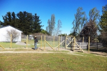 Durante el año 2012, el Servicio Agrícola y Ganadero (SAG), financió un proyecto para el estudio poblacional de carnívoros y su impacto en la ganadería ovina en el secano interior de la región del Maule. Hoy, y con la finalidad de dar continuidad a lo realizado en esa oportunidad y abordar esta problemática de forma global, es que se encuentra en ejecución la segunda etapa de dicha investigación denominada Estudio Poblacional de Carnívoros Silvestres: Etapa II