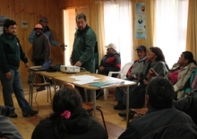 Personal SAG explica en mesa redonda temas respectivos a la papa a agricultores de la zona. 