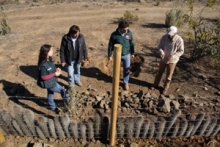 Funcionario SAG explicando a agricultura los beneficios SIRSD-S